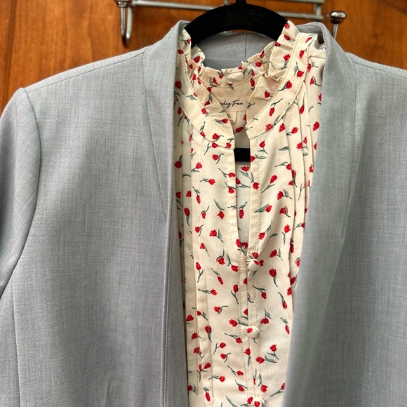 16P Ann Taylor light gray suit jacket lightly worn in excellent condition - Picture 4 of 7